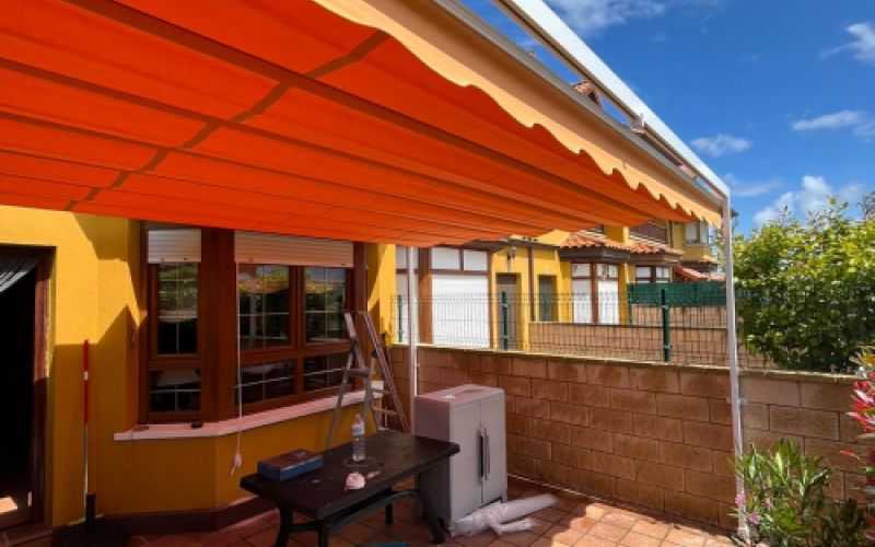 Toldo naranja cerrado en terraza