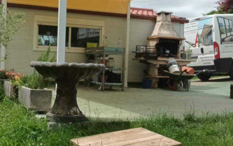 Toldo amarillo cerrado en terraza pérgola