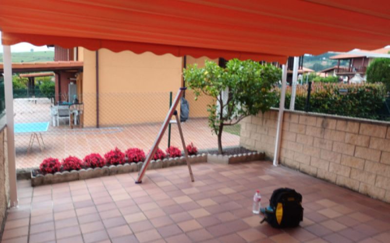 Toldo grande naranja cerrado en terraza